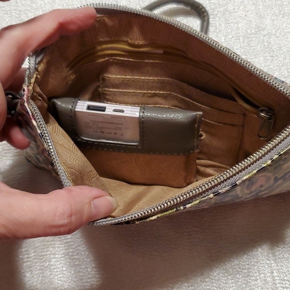 Sakroots Charging Station Clutch  Wristlet Bag - Picture 9 of 10